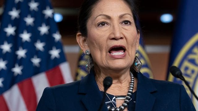 Der gewählte US-Präsident Joe Biden will die Kongressabgeordnete Deb Haaland aus dem Bundesstaat New Mexico als Innenministerin nominieren.