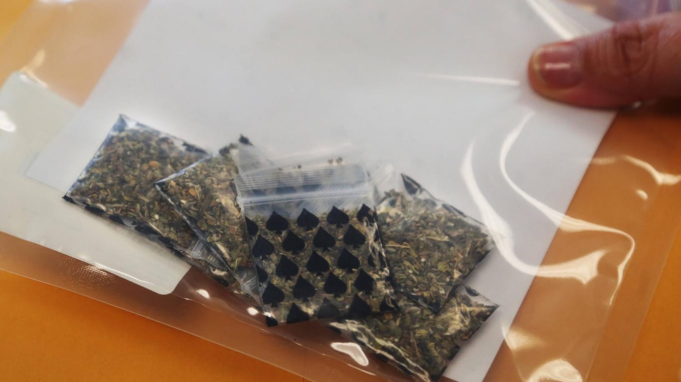 Eine Tüte mit einer beschlagnahmten Substanz in Florida (Symbolbild): Die USA haben einen Anstieg bei den landesweiten Drogenopfern zu beklagen.