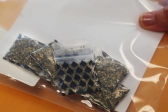 Eine Tüte mit einer beschlagnahmten Substanz in Florida (Symbolbild): Die USA haben einen Anstieg bei den landesweiten Drogenopfern zu beklagen.