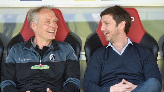 Freiburgs Trainer Christian Streich (l) im Gespräch mit Sportvorstand Jochen Saier. Freiburgs Trainer Christian Streich (l) im Gespräch mit Sportvorstand Jochen Saier.