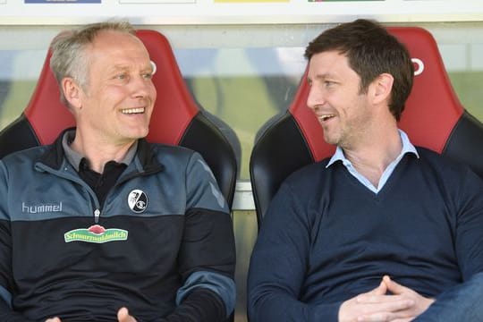 Freiburgs Trainer Christian Streich (l) im Gespräch mit Sportvorstand Jochen Saier.