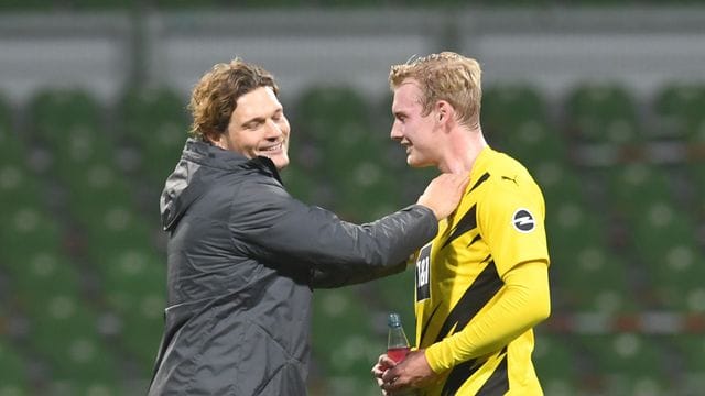 Dortmunds neuer Trainer Edin Terzic (l) im Gespräch mit Julian Brandt. Dortmunds neuer Trainer Edin Terzic (l) im Gespräch mit Julian Brandt.