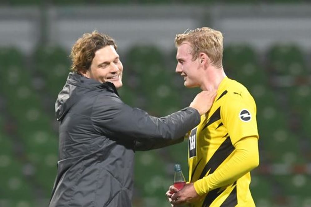 Dortmunds neuer Trainer Edin Terzic (l) im Gespräch mit Julian Brandt.