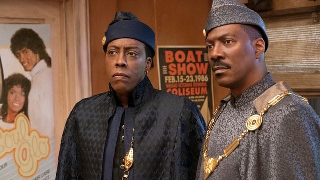 Die Schauspieler Arsenio Hall (l.) und Eddie Murphy in einer Szene aus "Coming 2 America".