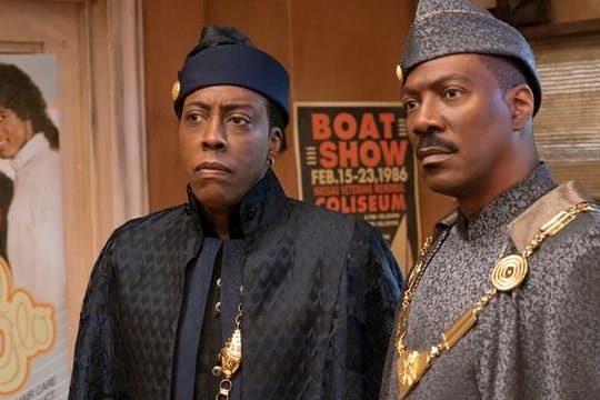 Die Schauspieler Arsenio Hall (l.) und Eddie Murphy in einer Szene aus "Coming 2 America".