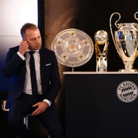 Hansi Flick sitzt vor zahlreichen Pokalen: Der Trainer gewann mit dem FC Bayern 2020 jeden möglichen Titel.