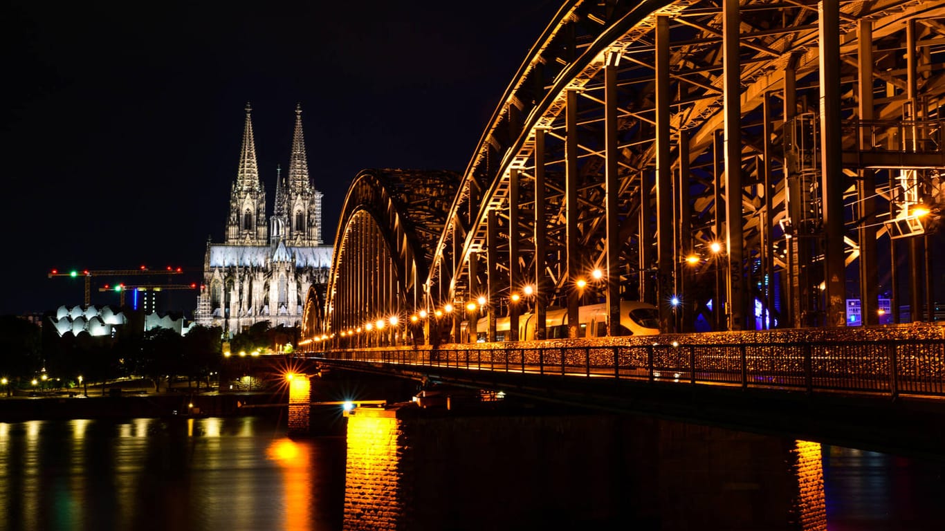 Köln bei Nacht: In der Silvesternacht wird es in der Stadt am Rhein ruhiger zu sich gehen.