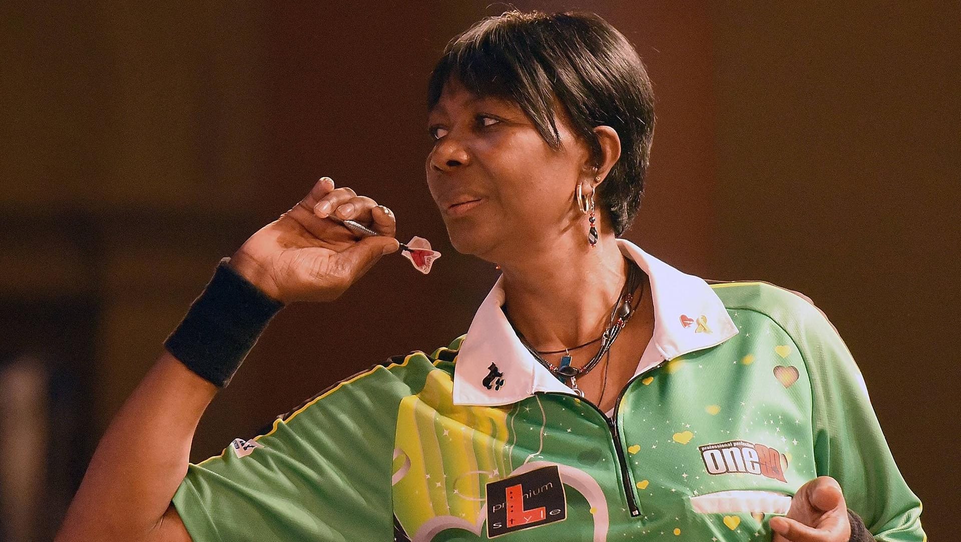 Deta Hedman: Der 61-Jährigen könnte bei der Darts-WM Historisches gelingen.