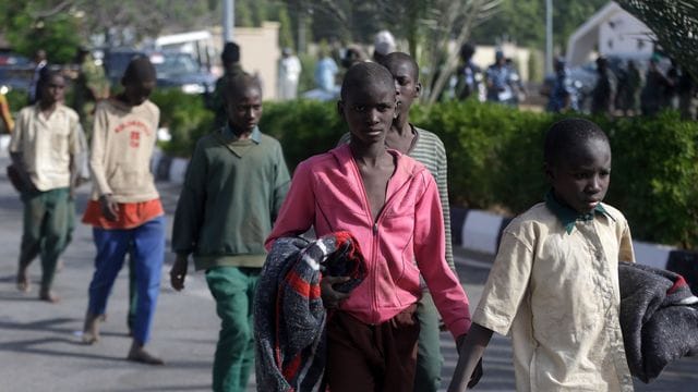 Nigerianische Militärmitglieder und Beamte eskortieren wieder freigelassene Schüler, die Anfang der Woche aus der Schule "Government Science Secondary School" in Kankara in der Nordregion Katsina von Extremisten entführt worden waren. Nigerianische Militärmitglieder und Beamte eskortieren wieder freigelassene Schüler, die Anfang der Woche aus der Schule "Government Science Secondary School" in Kankara in der Nordregion Katsina von Extremisten entführt worden waren.