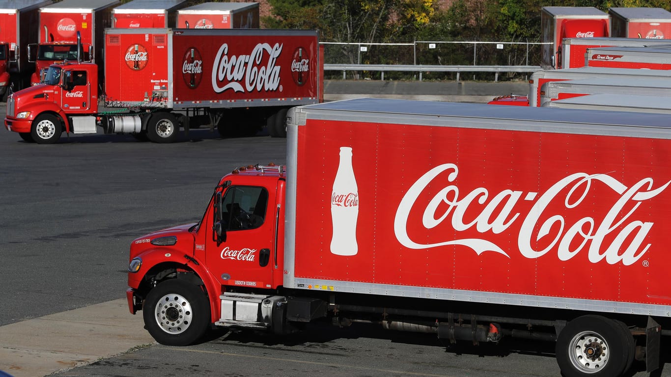Coca-Cola-Trucks verlassen ein Werk in den USA (Archivbild): Der Konzern streicht weltweit Jobs.