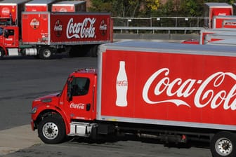 Coca-Cola-Trucks verlassen ein Werk in den USA (Archivbild): Der Konzern streicht weltweit Jobs.