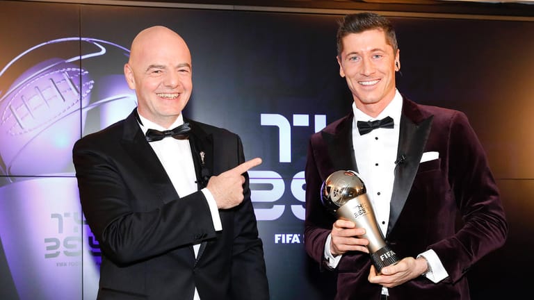 Fifa-Präsident Gianni Infantino überreicht Bayern-Star Robert Lewandowski den Pokal als bester Fußballer der Welt (v.l.).