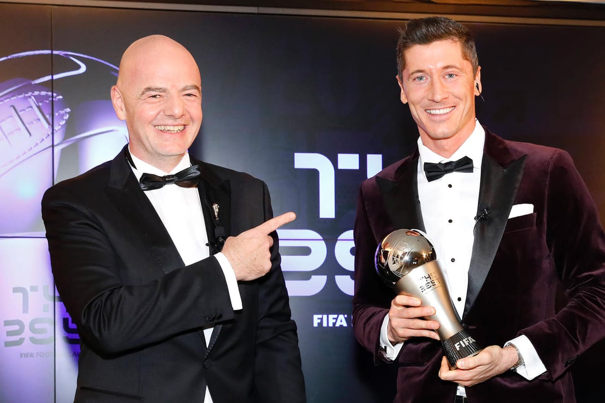 Fifa-Präsident Gianni Infantino überreicht Bayern-Star Robert Lewandowski den Pokal als bester Fußballer der Welt (v.l.).
