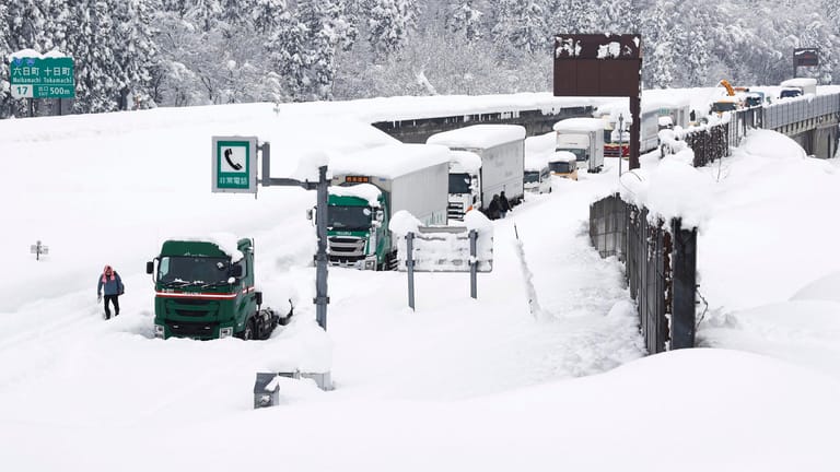 Winterwetter in Japan: Hunderte steckten über Nacht in ihren Autos fest.
