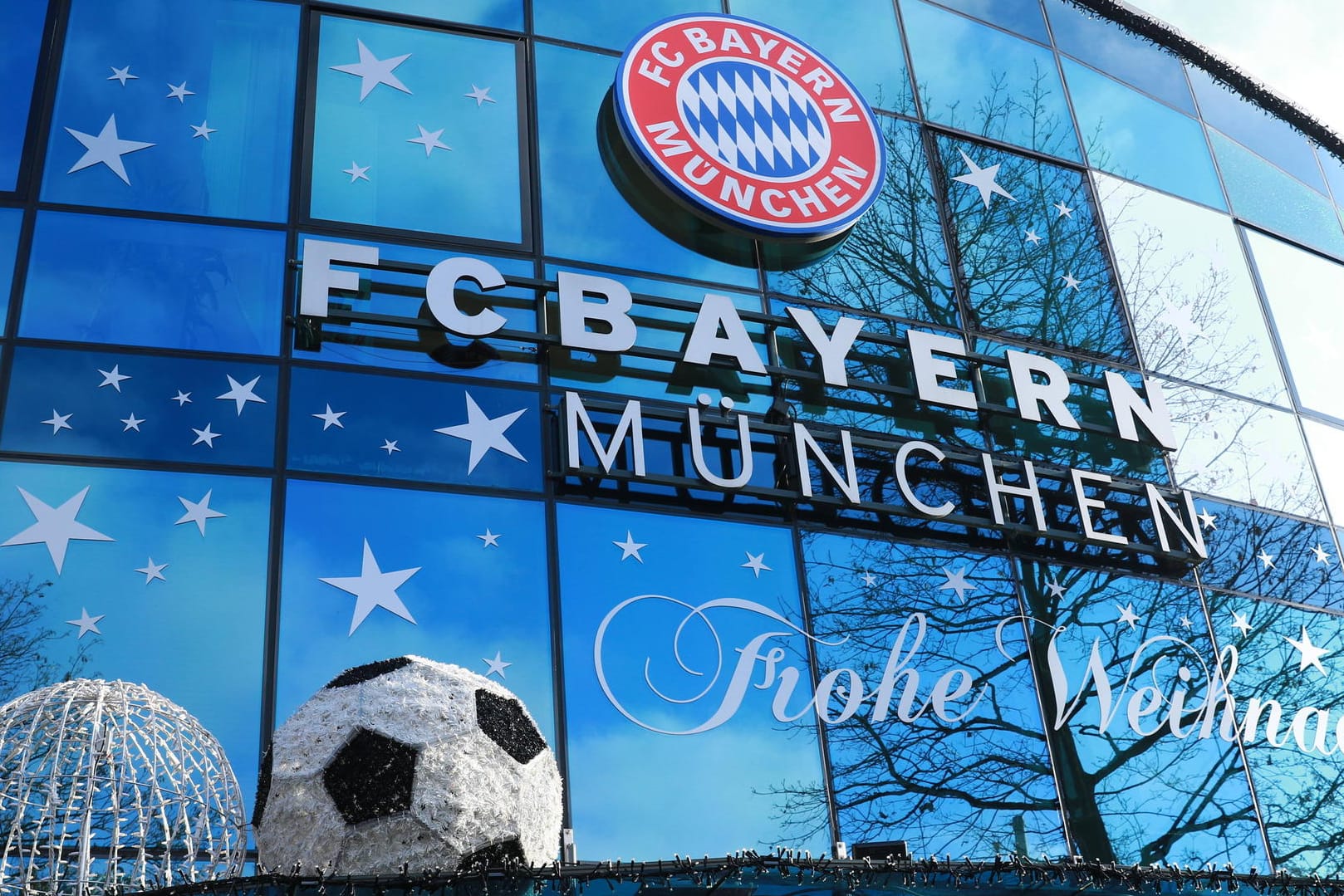 Geschäftsstelle des FC Bayern München: Den Rekordmeister trifft die Corona-Pandemie auch finanziell.