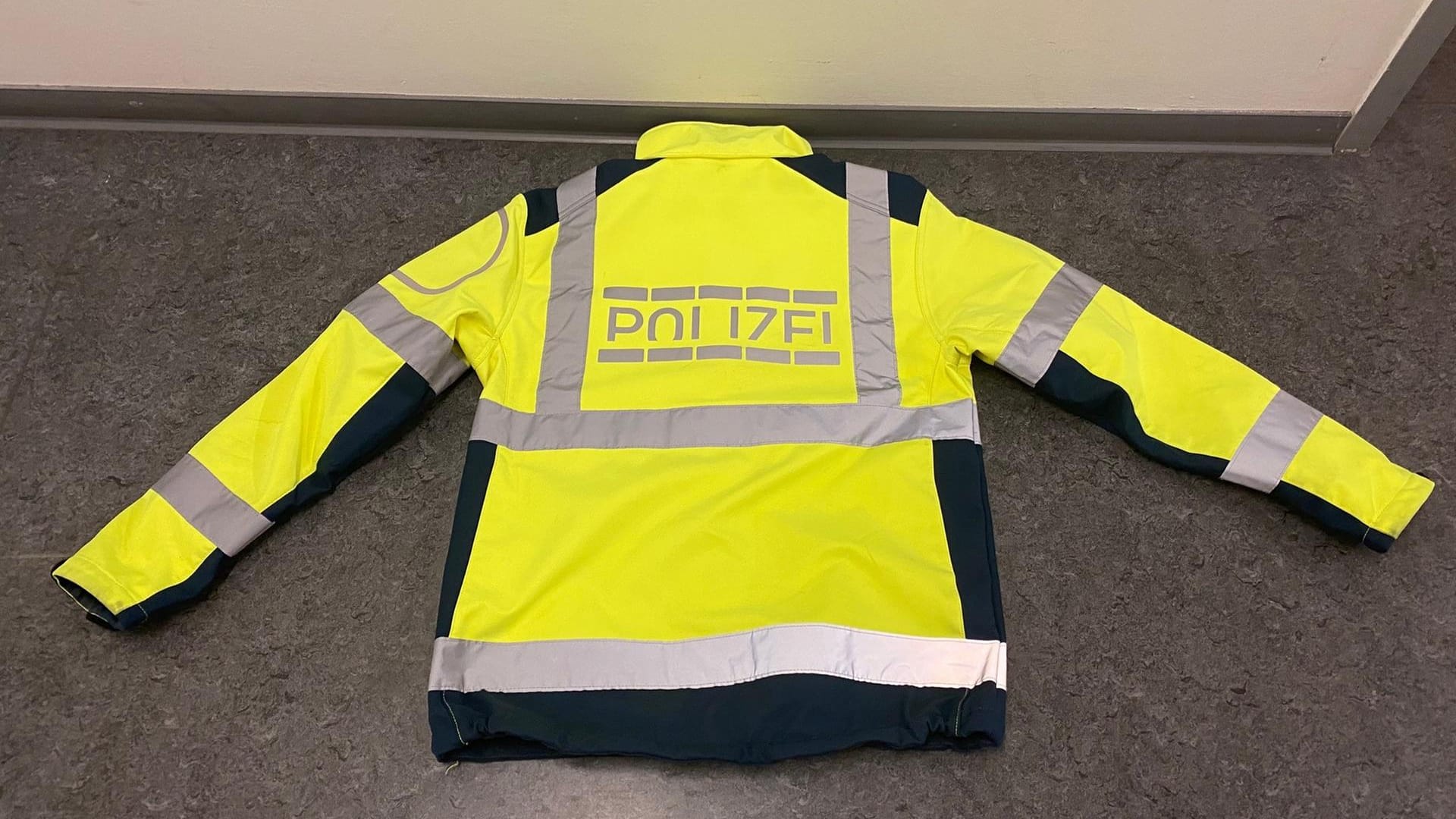 "POII7FI" steht auf einer Jacke: Die Frankfurter Polizei liest hier "Polizei" und spricht von Amtsanmaßung.