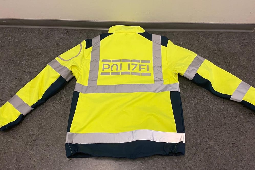 "POII7FI" steht auf einer Jacke: Die Frankfurter Polizei liest hier "Polizei" und spricht von Amtsanmaßung.