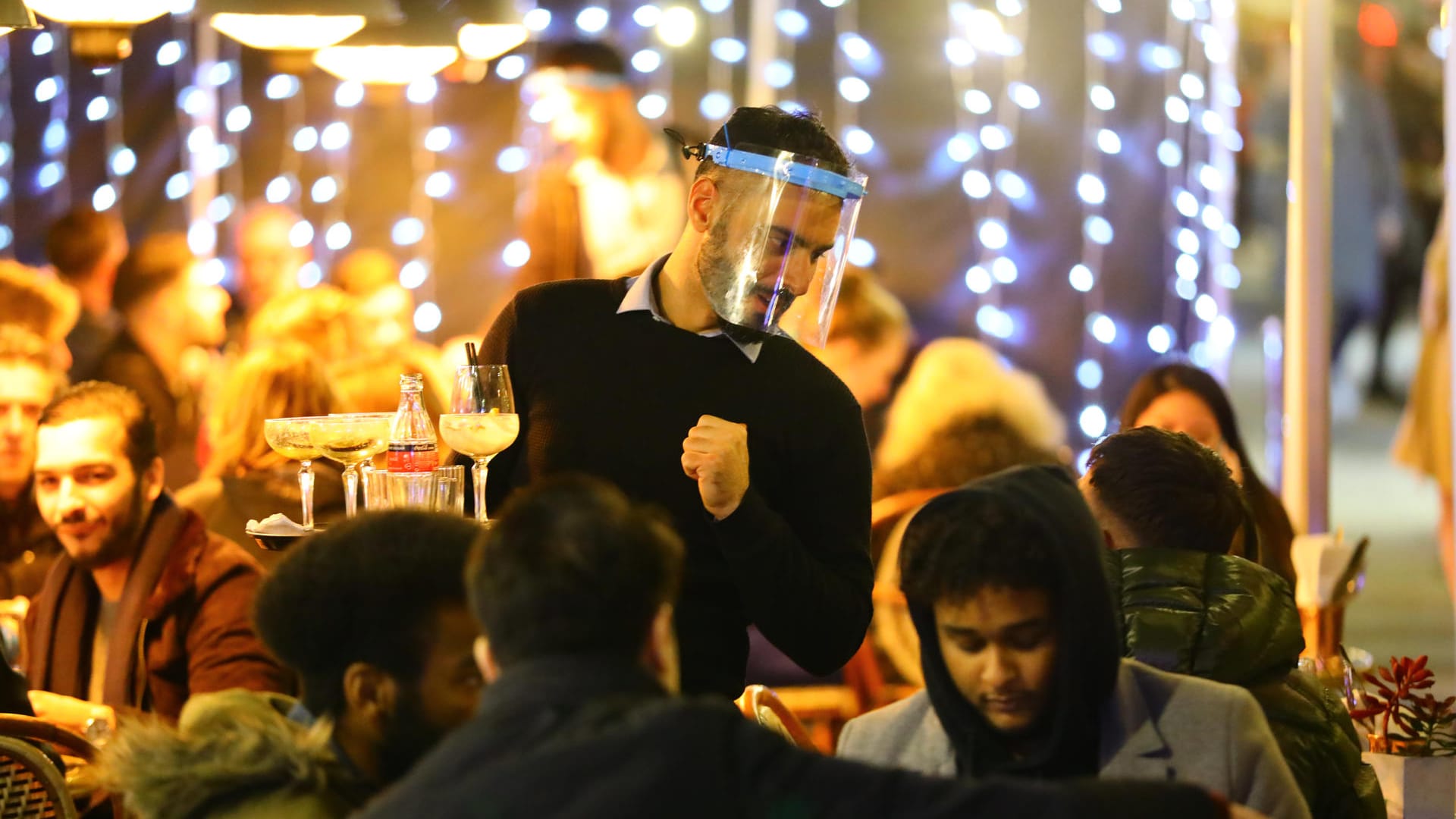 Bar: Einer Studie zufolge erhöht das gemeinsame Essen und Trinken die Gefahr einer Coronavirus-Infektion.