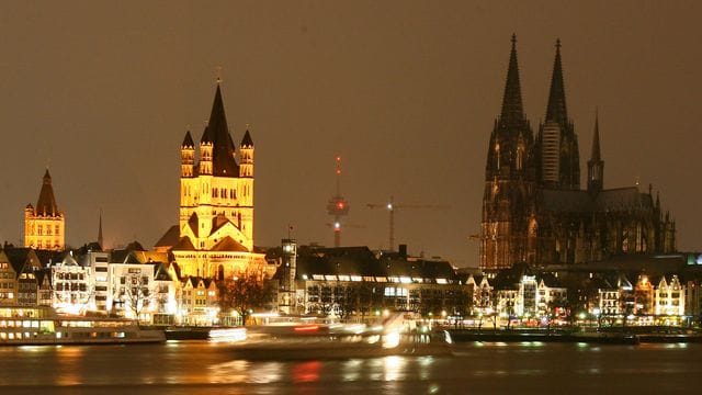 Die Beleuchtung des Kölner Doms ist in Köln kurzzeitig abgeschaltet. Die Beleuchtung des Kölner Doms ist in Köln kurzzeitig abgeschaltet.