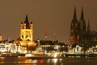 Die Beleuchtung des Kölner Doms ist in Köln kurzzeitig abgeschaltet.