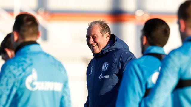 Trainer-Legende Huub Stevens betreut nun das Schalke-Team. Trainer-Legende Huub Stevens betreut nun das Schalke-Team.