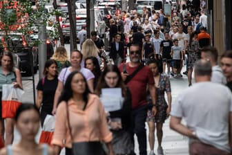Weihnachtsshopping in Sydney: Australien hat monatelang immer wieder mit strikten, lokalen Maßnahmen reagiert – nun sind die Corona-Zahlen niedrig.