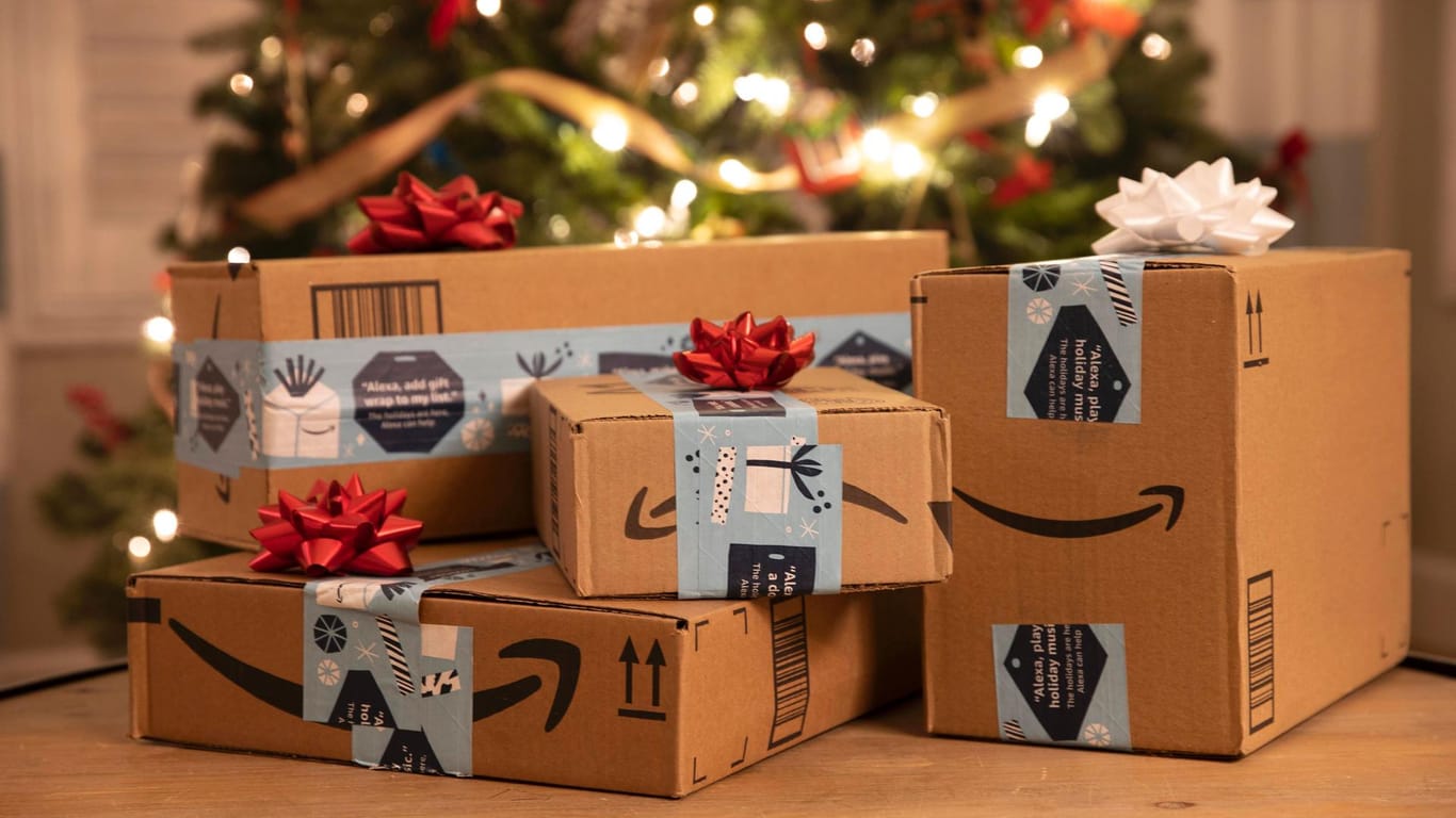 Amazon-Pakete unterm Weihnachtsbaum: Der Online-Versandhändler verschickt sogar an Heiligabend noch Pakete.
