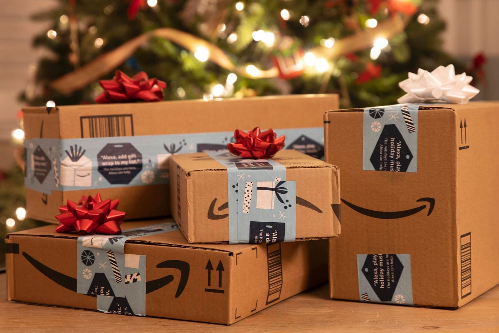 Amazon-Pakete unterm Weihnachtsbaum: Der Online-Versandhändler verschickt sogar an Heiligabend noch Pakete.