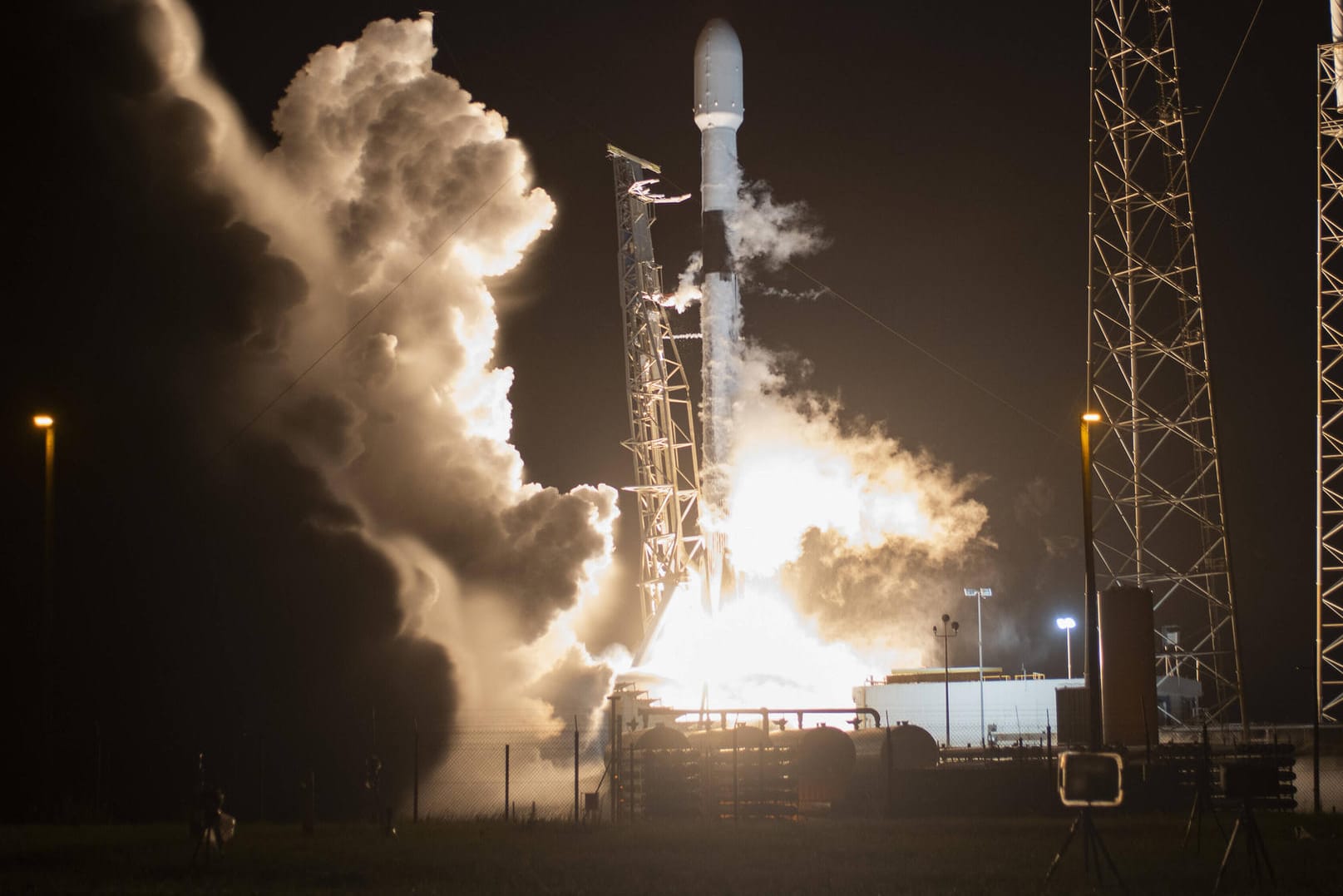 SpaceX-Rakete beim Start: Starlink-Satelliten sollen die Menschheit mit Internet versorgen.