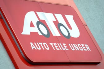 Das Logo von ATU (Symbolbild): Carglass darf das Autogeschäft der Firma übernehmen.