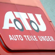 Das Logo von ATU (Symbolbild): Carglass darf das Autogeschäft der Firma übernehmen.