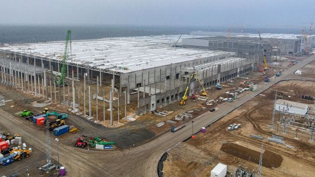 Baustelle der Tesla Giga-Factory (Archivbild): Die Arbeiten mussten vorerst gestoppt werden.