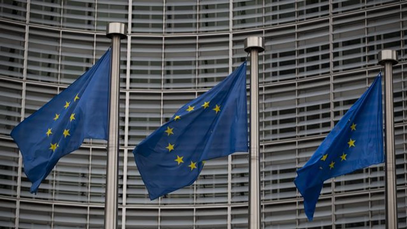 Europäische Flaggen wehen vor dem Berlaymont-Gebäude, dem Hauptsitz der Europäischen Kommission in Brüssel.