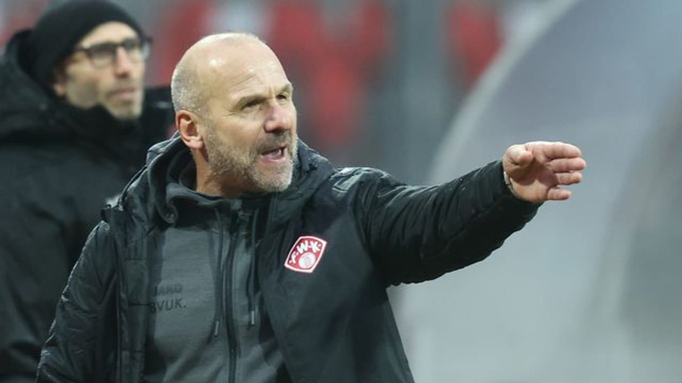 Muss mit einem Rumpfteam bei Darmstadt 98 antreten: Würzburg-Coach Bernhard Trares.