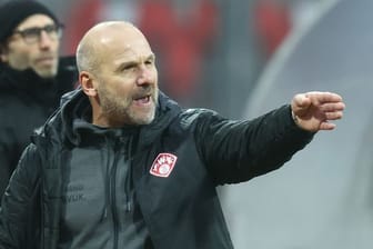 Muss mit einem Rumpfteam bei Darmstadt 98 antreten: Würzburg-Coach Bernhard Trares.