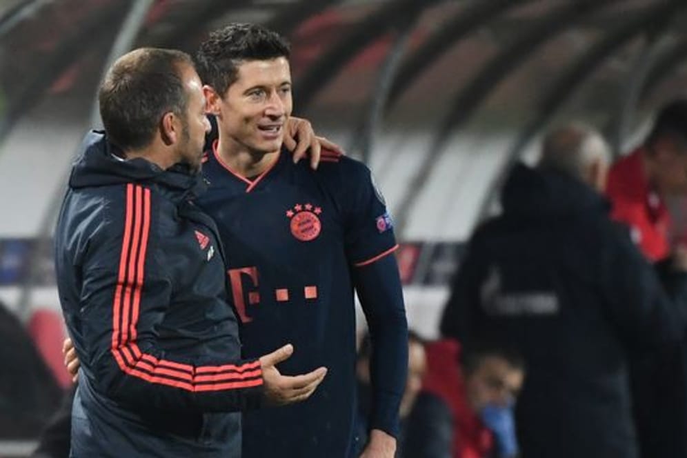 Sind mit Bayern bei Tabellenführer Leverkusen gefordert: Hansi Flick (l) und der frischgebackene Weltfußballer Robert Lewandowski.