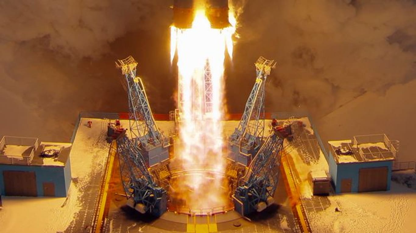 Eine russische Sojus-Rakete hebt von der Startrampe des Weltraumbahnhofs Wostotschny ab.