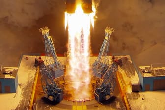 Eine russische Sojus-Rakete hebt von der Startrampe des Weltraumbahnhofs Wostotschny ab.
