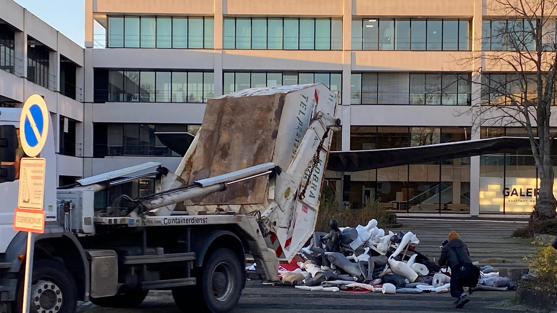 Ein Lkw kippt einen Container mit Schaufensterpuppen und Reklametafeln aus: Die Gegenstände stammen aus einer ehemaligen Karstadt-Kaufhof-Filiale in Essen.