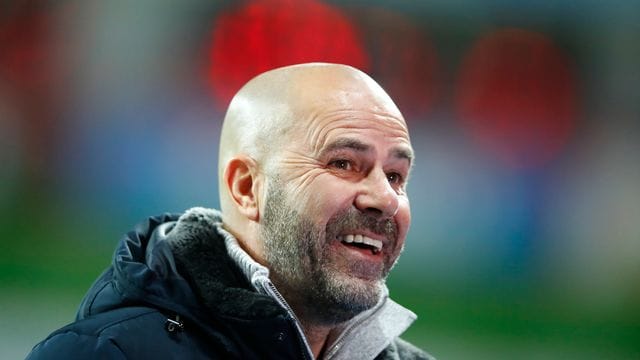 Freut sich auf den Bundesliga-Gipfel gegen Bayern München: Leverkusen-Coach Peter Bosz. Freut sich auf den Bundesliga-Gipfel gegen Bayern München: Leverkusen-Coach Peter Bosz.