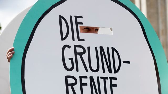 Der Schriftzug "Die Grundrente" ist auf einem Schild zu lesen.