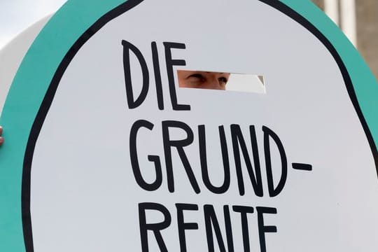 Der Schriftzug "Die Grundrente" ist auf einem Schild zu lesen.