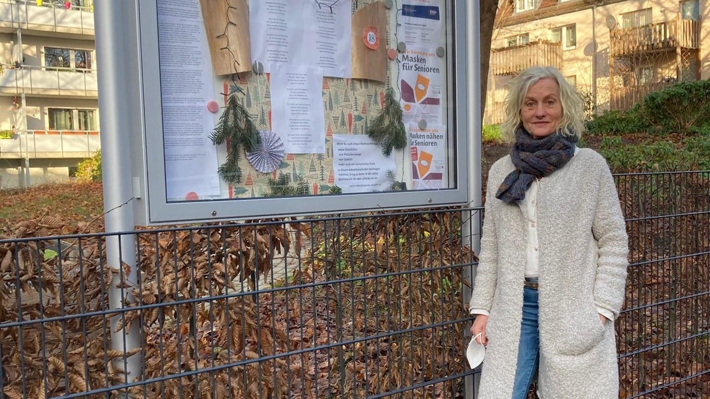 Dagmar Richter steht vor dem Schaukasten der Organisation. Dort werden Gedichte, Bilder und Geschichten ausgestellt. Dagmar Richter steht vor dem Schaukasten der Organisation. Dort werden Gedichte, Bilder und Geschichten ausgestellt.