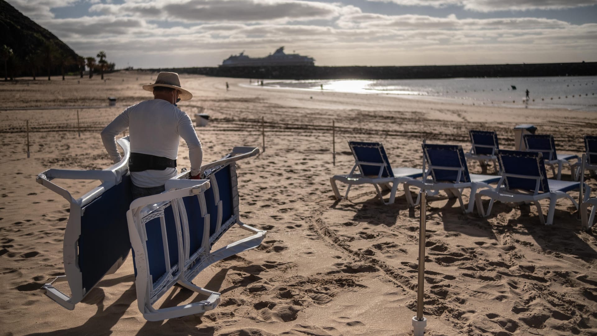 Am Strand von Las Teresitas in Santa Cruz de Tenerife: Die Bundesregierung stuft die bei deutschen Urlaubern sehr beliebten Kanarischen Inseln wieder als Corona-Risikogebiet ein.