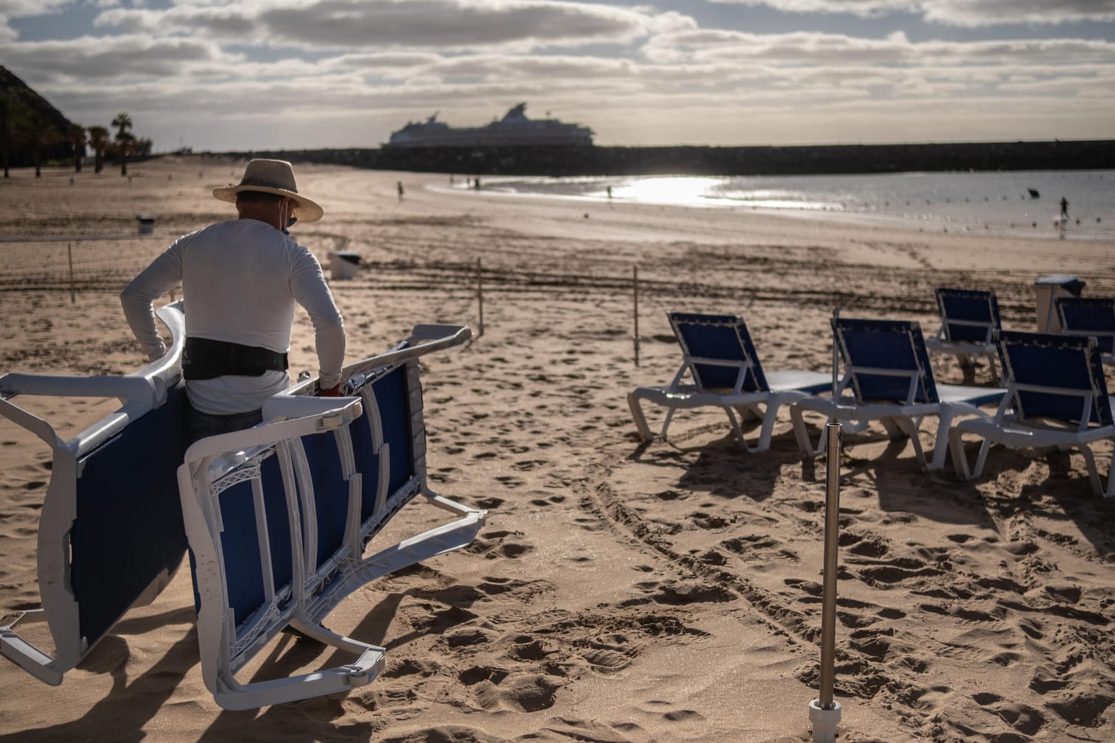 Am Strand von Las Teresitas in Santa Cruz de Tenerife: Die Bundesregierung stuft die bei deutschen Urlaubern sehr beliebten Kanarischen Inseln wieder als Corona-Risikogebiet ein.