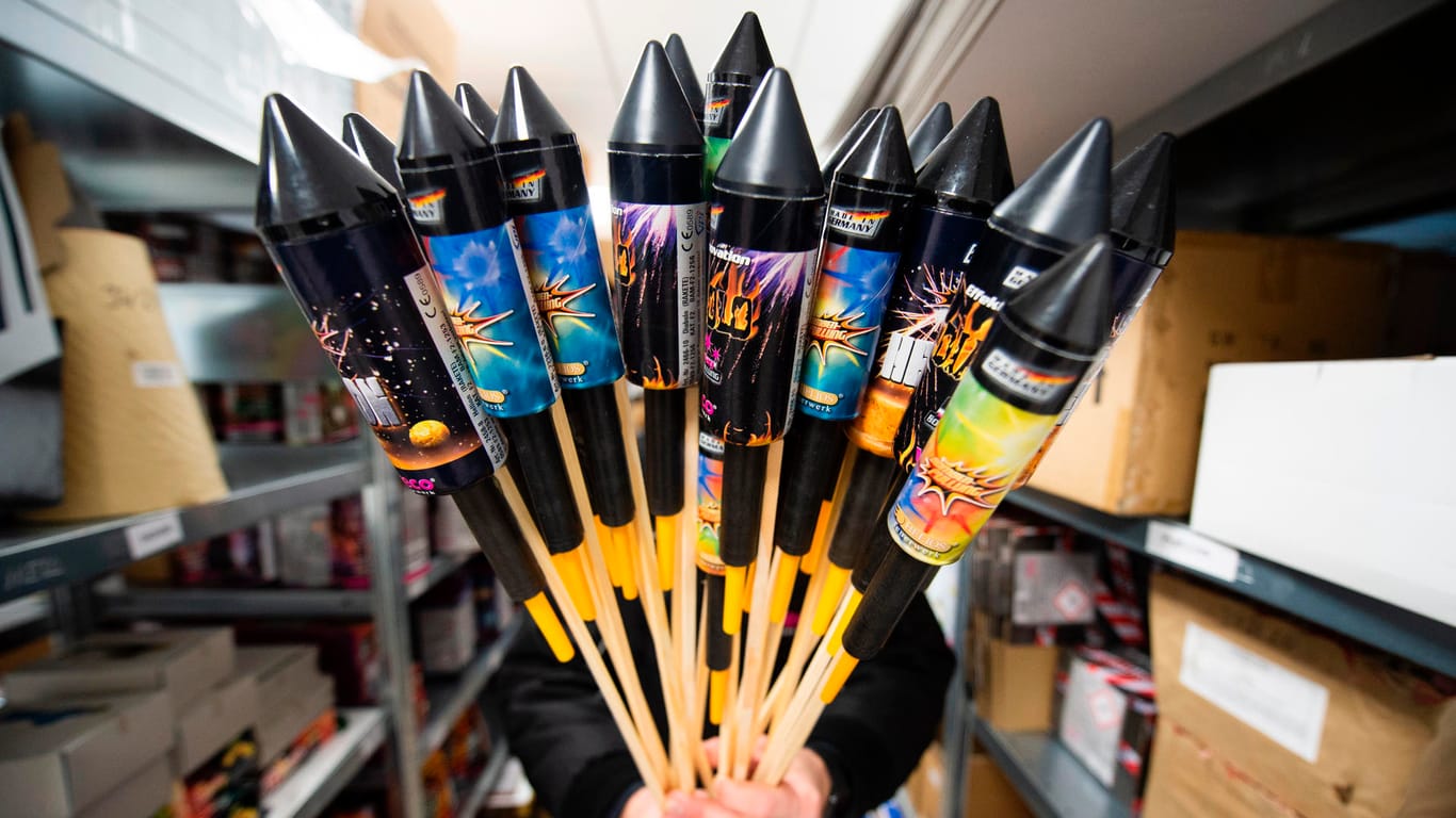Ein Mitarbeiter hält Silvesterraketen: Bund und Länder haben den Verkauf von Feuerwerk vor Silvester verboten.