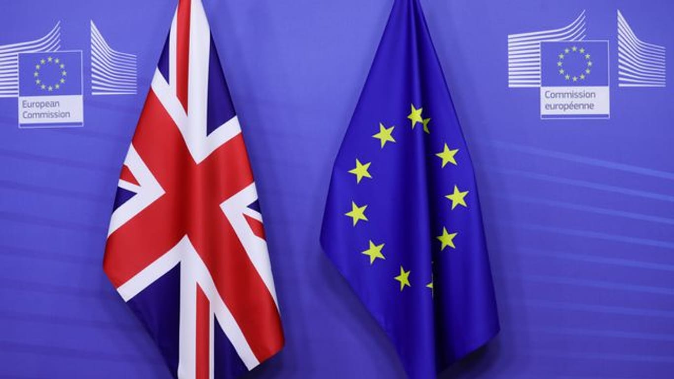 Eine britische und eine europäische Flagge im Hauptsitz der Europäischen Kommission in Brüssel.