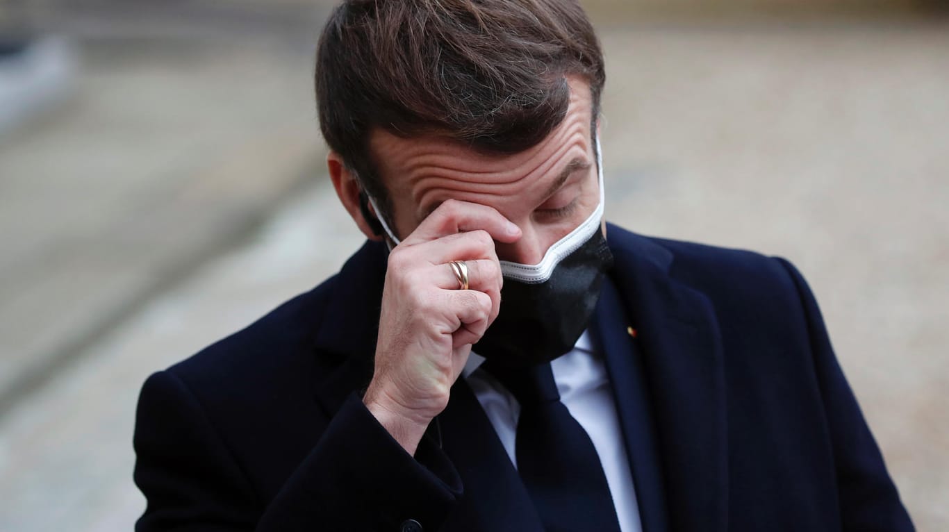 Emmanuel Macron am Dienstag in Paris: Der französische Präsident ist an Covid-19 erkrankt und zeigt deutliche Symptome.