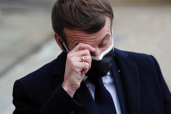 Emmanuel Macron am Dienstag in Paris: Der französische Präsident ist an Covid-19 erkrankt und zeigt deutliche Symptome.
