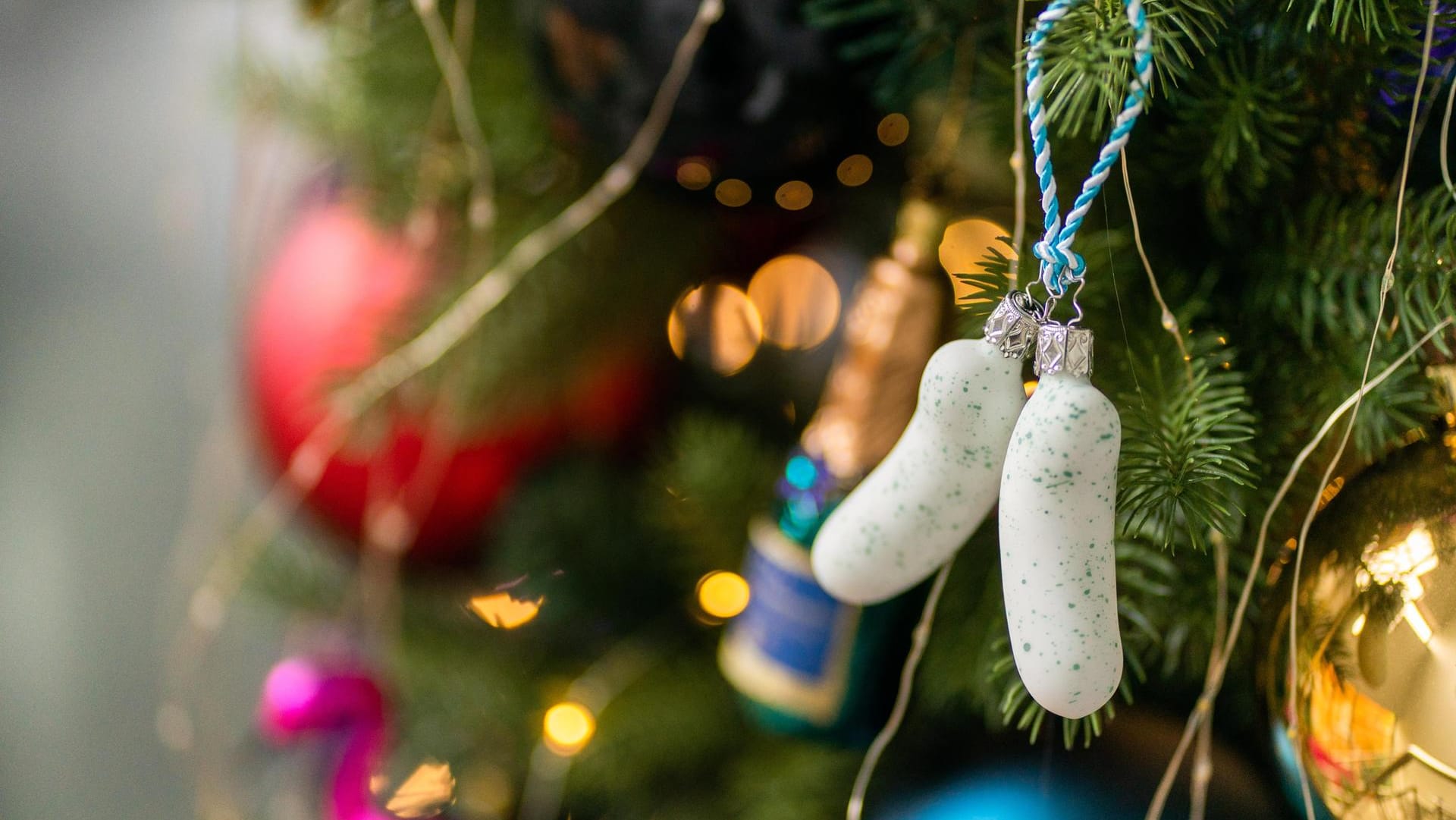 Christbaumschmuck in Form von Weißwürsten: Längst schmücken nicht nur Kugeln und Strohsterne die Weihnachtsbäume der Deutschen.